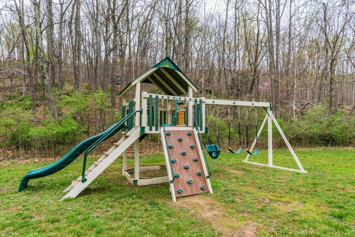 Chalet W Hot Tub, Large Deck, Grill, & Fast Wifi Berkeley Springs Exterior photo