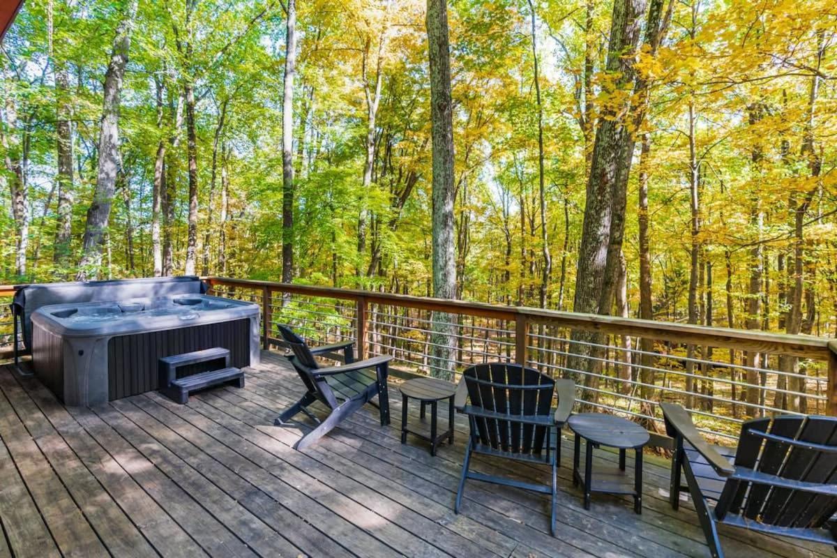 Chalet W Hot Tub, Large Deck, Grill, & Fast Wifi Berkeley Springs Exterior photo