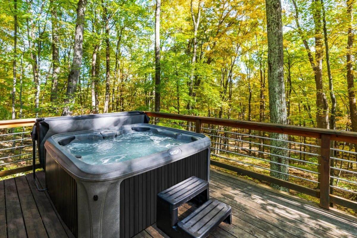 Chalet W Hot Tub, Large Deck, Grill, & Fast Wifi Berkeley Springs Exterior photo