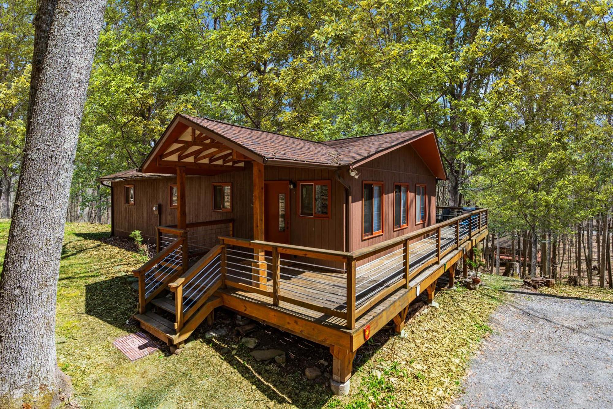 Chalet W Hot Tub, Large Deck, Grill, & Fast Wifi Berkeley Springs Exterior photo