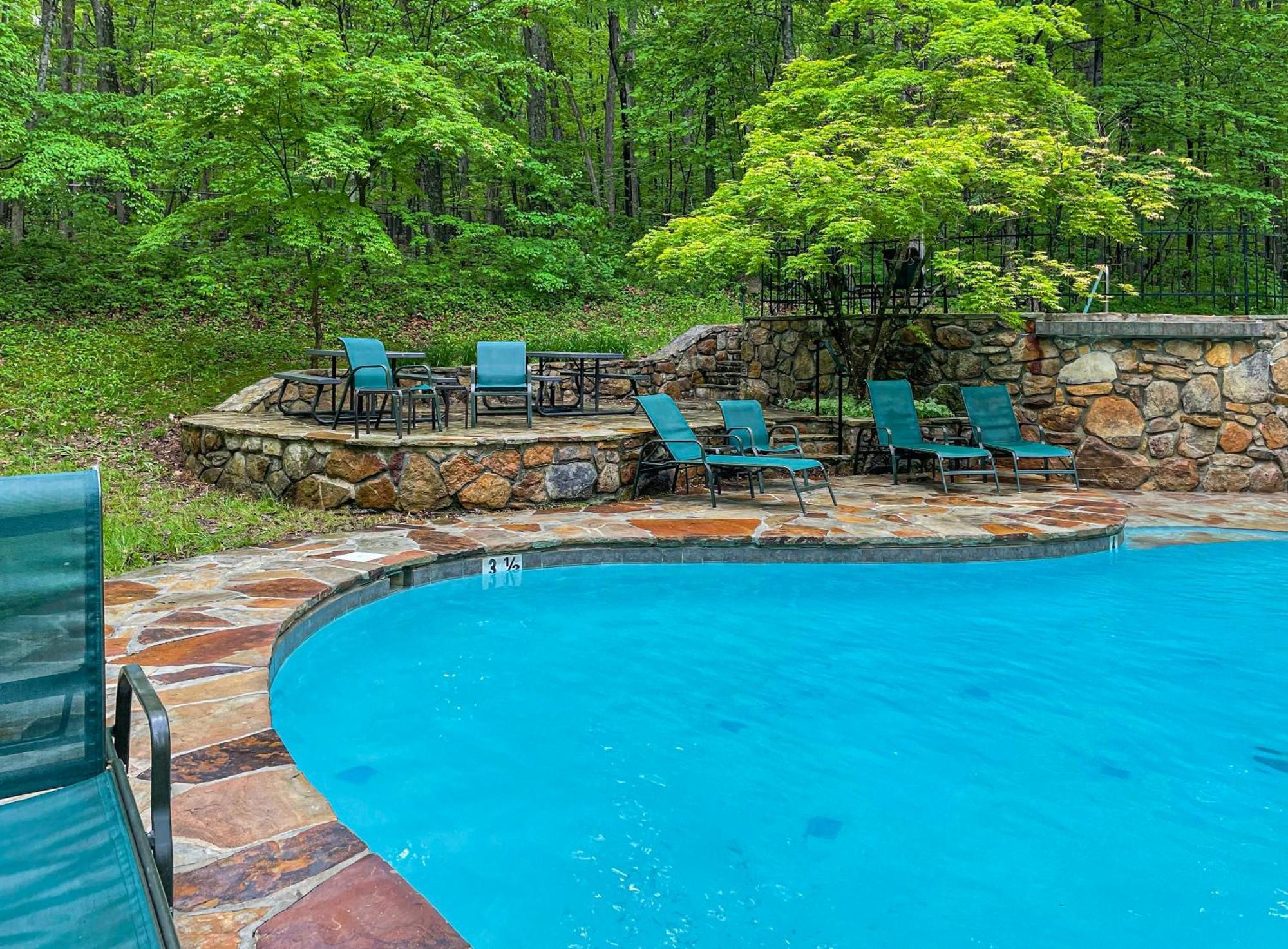 Chalet W Hot Tub, Large Deck, Grill, & Fast Wifi Berkeley Springs Exterior photo